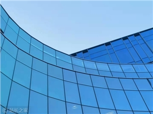 大学老师用老干妈瓶子喝水走红 网友：你专注的是瓶子 老师专注的是学问