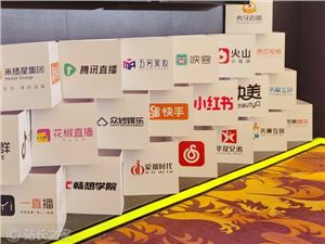 女孩拒加班被开除发视频泄愤遭起诉：被罚15000元